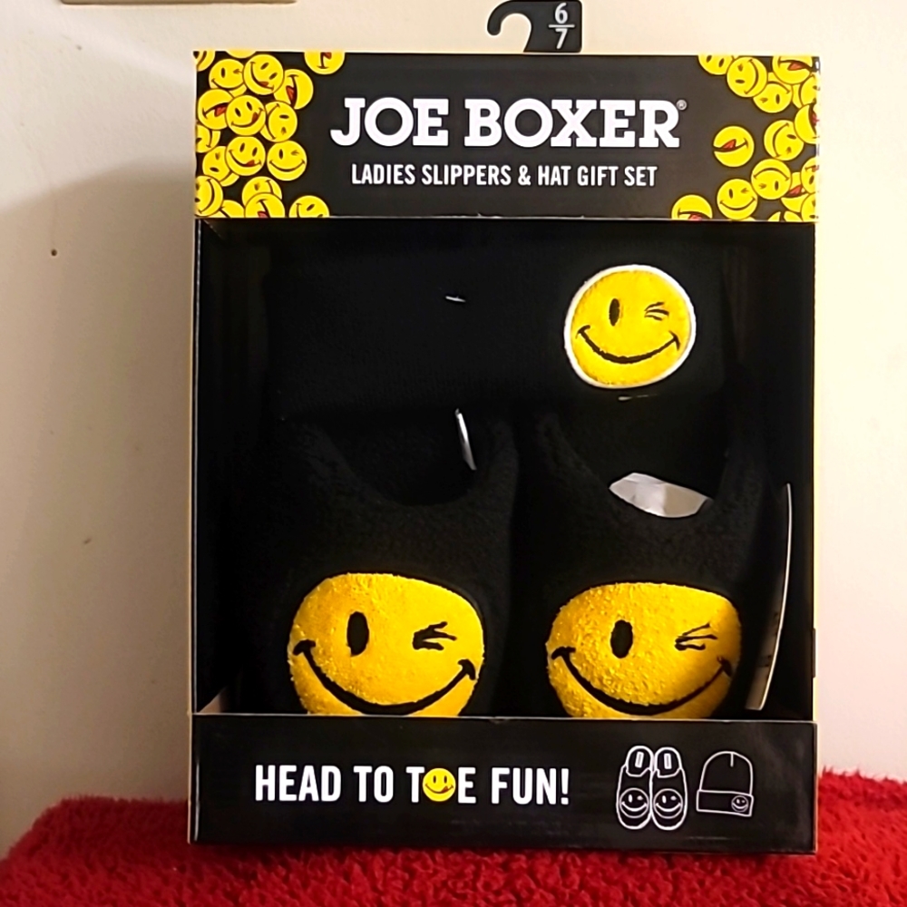 Joe Boxer ladies slippers & hat gift set black with yellow smiling face size 6-7